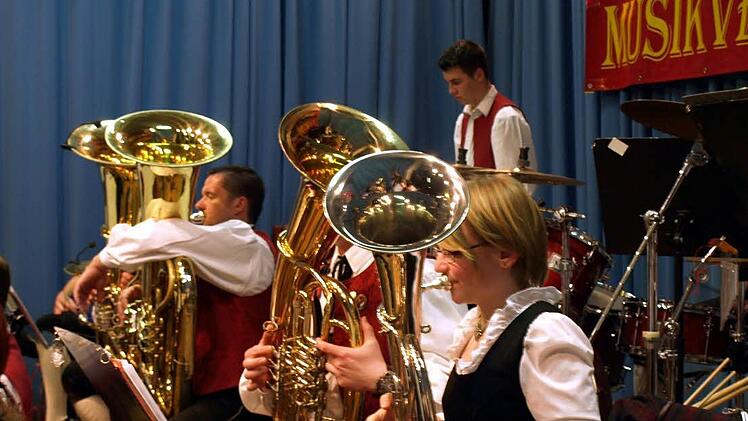 Im Hintergrund die Tubas und vorne die Tenorhörner mit von links Christian Kremer, Sebastian Müller (verdeckt) und Johanna Bienlein.