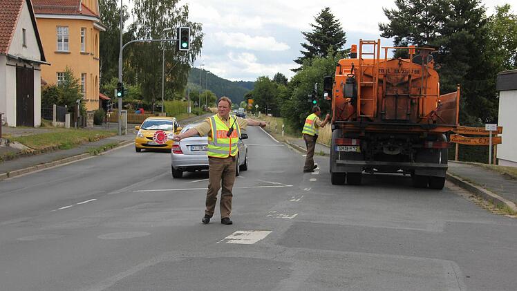 Joachim Friedlein hält einen Verkehrssünder an. Foto: Friedwald Schedel