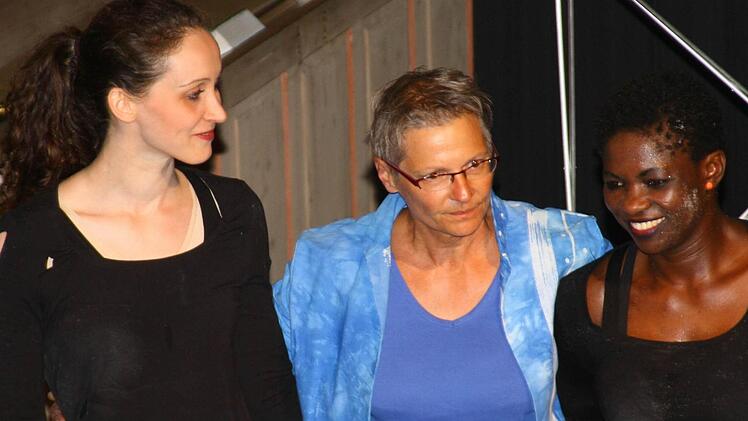 Das Publikum feierte nach der Aufführung Ange Aoussou (rechts) und Paula Führer (links)sowie Edina Thern (Ausstattung) in der Pressecker Dreifaltigkeitskirche. Foto: Klaus Klaschka