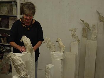Hermine Gold in ihrem Atelier mit ihren Ausstellungstücken Foto: Lindner