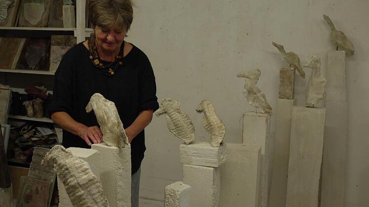 Hermine Gold in ihrem Atelier mit ihren Ausstellungstücken Foto: Lindner