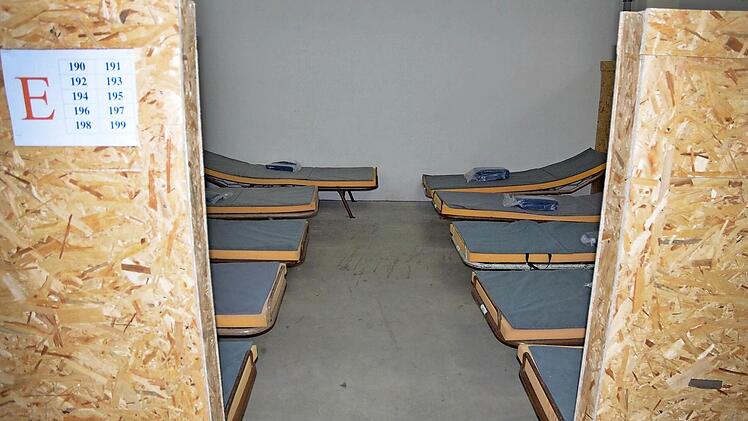 Leere Betten stehen in der Notunterkunft in Rödental. Sollte die Zahl der Flüchtlinge wieder steigen, könnten hier bis zu 300 Personen vorübergehend einquartiert und versorgt werden. Zurzeit wird das frühere Fabrikgebäude nicht genutzt, nur bewacht. Foto: Rainer Lutz