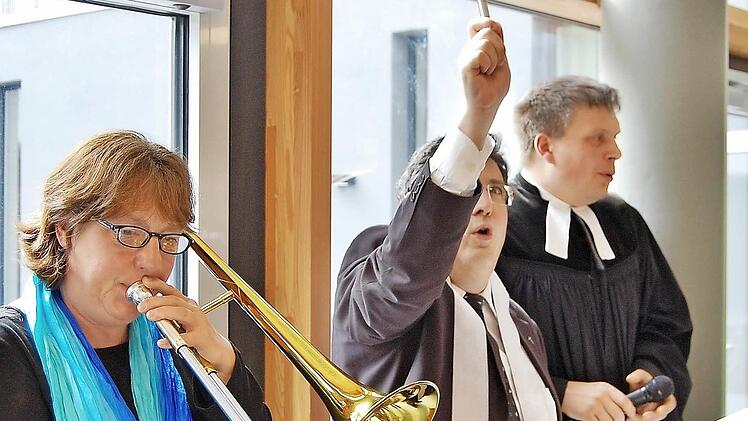 Dekan Michael Krammer (links) und der evangelische Pfarrer Carsten Friedel sprachen den Segen. Foto: Sigismund von Dobschütz