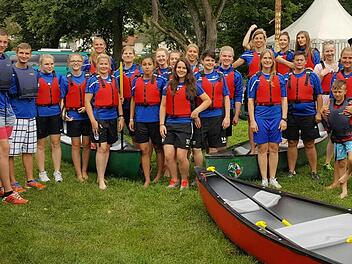 Ins kalte Wasser wurden die Brander Fußball-Frauen nur bei einer Kanutour auf der Pegnitz geschmissen. Heute startet die Mannschaft von Trainer Manuel Karger (Zweiter von links) in ihre fünfte Bezirksoberliga-Saison. Zum Eröffnungsspiel anlässlich 40 Jahren Frauenfußball beim TSV Brand ist Aufsteiger FV Dittenheim zu Gast.  Foto: TSV Brand