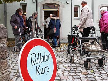 Bei einem Kurs für Rollator-Fahrer sollen Senioren lernen, wie sie ihr Gefährt am bestenbenutzen. Edgar Kast gibtTipps und macht Mut. Foto: Carmen Schmitt