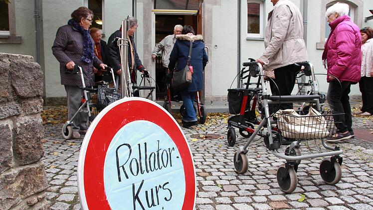 Bei einem Kurs für Rollator-Fahrer sollen Senioren lernen, wie sie ihr Gefährt am bestenbenutzen. Edgar Kast gibtTipps und macht Mut. Foto: Carmen Schmitt