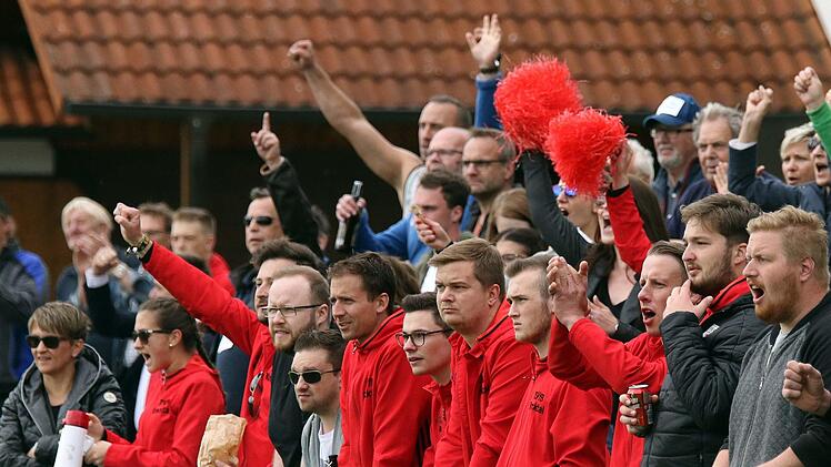 Die Fans standen bis zur letzten Minute hinter ihrem Team und "peitschten" den TSVfB Krecktal auch in kritischen Phasen nach vorne. Fotos: Timo Geldner