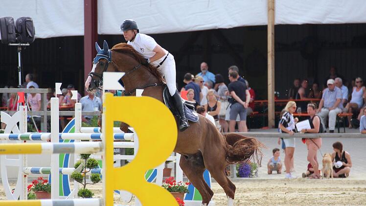 Olympiasieger Lars Nieberg beim Springturnier in Detter.