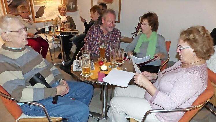 Fröhlich und gut gelaunt sangen alle Teilnehmer der Kupferberger Mettenschicht die Lieder wie "Glück auf, der Steiger kommt" oder "Der Leipoldsnickl". Fotos: Klaus-Peter Wulf