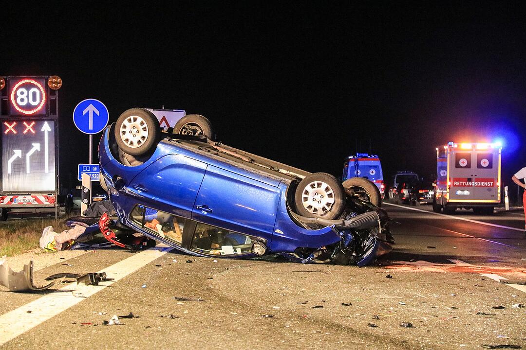 Zwei Tote, vier Schwerverletzte bei Unfall auf A3