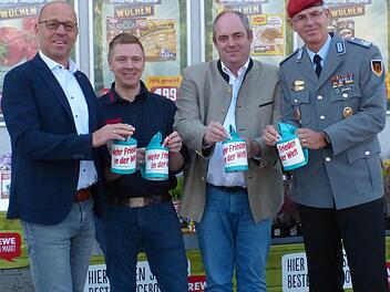 Am Freitag, 19. Oktober, beginnt die Haus- und Straßensammlung des Volksbundes Deutsche  Kriegsgräberfürsorge. Schon jetzt haben für Wildflecken dazu den  Startschuss gegeben (von links) Bürgermeister Gerd Kleinhenz,  Supermarkt-Inhaber Sebastian Hauke, Volksbund-Bezirksgeschäftsführer Oliver  Bauer und Standortältester Oberstleutnant Roman Jähnel. Foto: Edgar Bartl