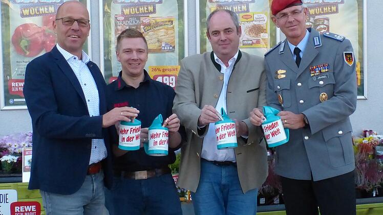 Am Freitag, 19. Oktober, beginnt die Haus- und Straßensammlung des Volksbundes Deutsche  Kriegsgräberfürsorge. Schon jetzt haben für Wildflecken dazu den  Startschuss gegeben (von links) Bürgermeister Gerd Kleinhenz,  Supermarkt-Inhaber Sebastian Hauke, Volksbund-Bezirksgeschäftsführer Oliver  Bauer und Standortältester Oberstleutnant Roman Jähnel. Foto: Edgar Bartl