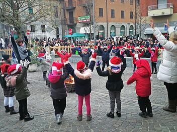 Die Kindergartenkinder erfreuten beim Weihnachtsmarkt in Adelsdorfs italienischer Partnerstadt die Besucher. Foto: Johanna Blum