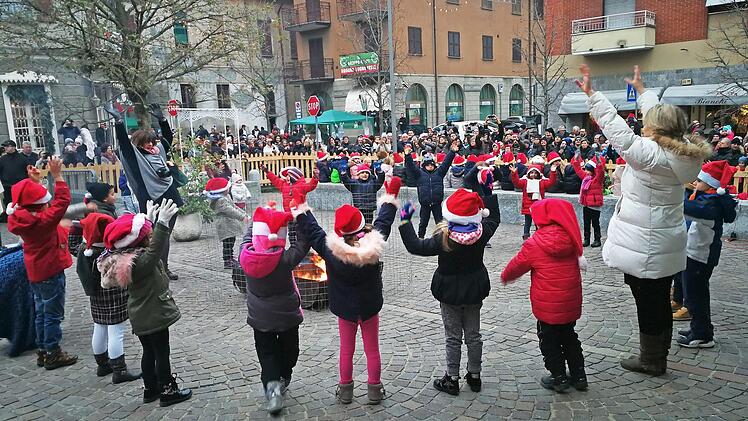 Die Kindergartenkinder erfreuten beim Weihnachtsmarkt in Adelsdorfs italienischer Partnerstadt die Besucher. Foto: Johanna Blum