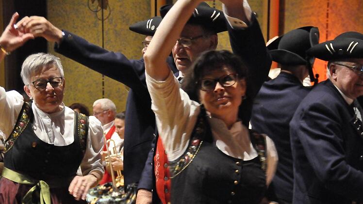 Die Maßbacher Volkstänzer. Foto: Peter Klopf
