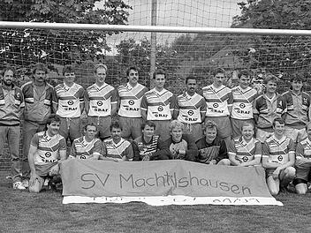 Unser Bild aus der Saison 1990/91 zeigt das Meister-Team des SV Machtilshausen mit (hinten, von links) Peter Echtner, Karl Zier, Walter Schmitt, Martin Zier, Hilmar Kleinhenz, Jürgen Knüttel, Camillo Floth, Paul Wiesler, Arno Remling, Dietmar Hausmann, Horst Egerer und Stefan Wolf sowie (vorne, von links) Albert Bischof, Harald Lischer, Harald Mützel, Armin Schmitt, Karl Primer, Werner Schmitt, Peter Simon, Rudi Wohlfahrt und Karlheinz Mützel.  Foto:  Reith