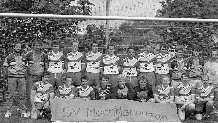Unser Bild aus der Saison 1990/91 zeigt das Meister-Team des SV Machtilshausen mit (hinten, von links) Peter Echtner, Karl Zier, Walter Schmitt, Martin Zier, Hilmar Kleinhenz, Jürgen Knüttel, Camillo Floth, Paul Wiesler, Arno Remling, Dietmar Hausmann, Horst Egerer und Stefan Wolf sowie (vorne, von links) Albert Bischof, Harald Lischer, Harald Mützel, Armin Schmitt, Karl Primer, Werner Schmitt, Peter Simon, Rudi Wohlfahrt und Karlheinz Mützel.  Foto:  Reith