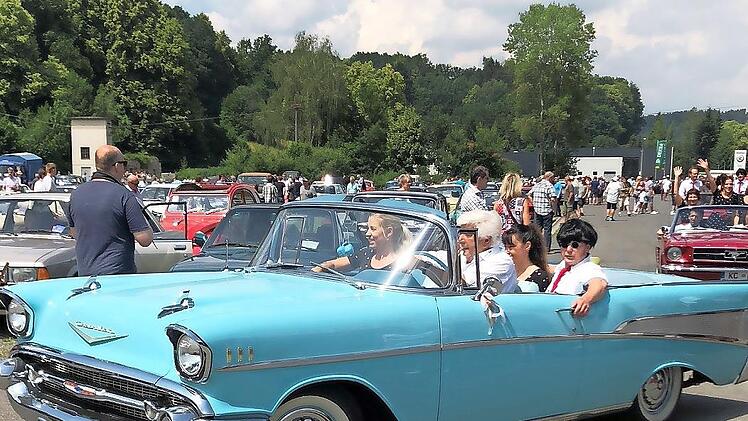 Der fast 80-j&auml;hrige Vorsitzende Gerhard Moser freut sich mit den Rock&rsquo;n&rsquo;Roll-T&auml;nzerinnen und -T&auml;nzern auf das Oldtimertreffen am Sch&uuml;tzenplatz in Kronach. Zusammen wird man an der gro&szlig;en Frankenwaldausfahrt teilnehmen.