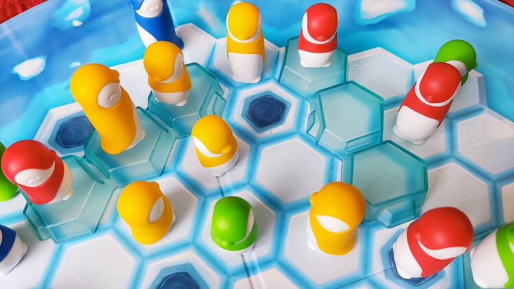 Kuschel-Kolonien im Test - knuffiges Kinder-Brettspiel mit Pinguinfamilien