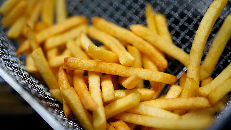 Pommes in der Fritteuse