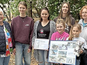 Spenden&uuml;bergabe an die beiden unterst&uuml;tzten Organisationen im Rahmen des Lebenslaufes der Montessori-Schule Forchheim.