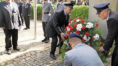 Vor dem Ehrenmal in Vierzehnheiligen wird ein Kranz zu Ehren der Kriegsofpfer niedergelegt.