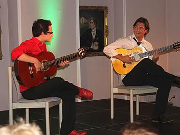Die beiden Flamenco-Gitarristen Alexander Kilian (links) und Jan Pascal begeisterten als Duo "Cafe del mundo" ihr Publikum. Foto: Günther Geiling