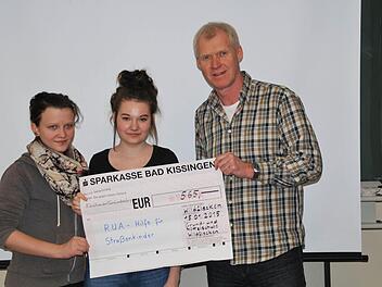 Die Schülersprecherinnen Helena Hawener und Theresa Müller überreichten Lehrer Andreas Dylla den Spendenscheck. Foto: Manfred Mellenthin