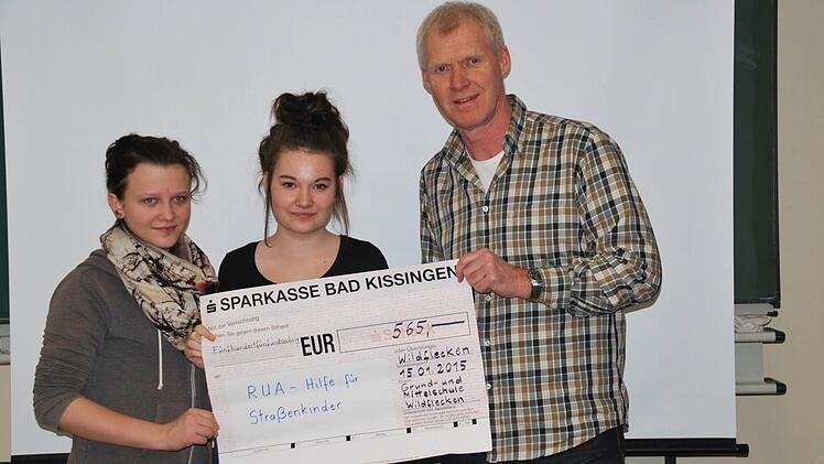 Die Schülersprecherinnen Helena Hawener und Theresa Müller überreichten Lehrer Andreas Dylla den Spendenscheck. Foto: Manfred Mellenthin