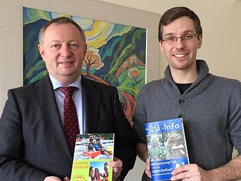 Landrat Thomas Bold (von links) und Daniel Korn von der Kommunalen Jugendarbeit stellten den neuen Fahrtenkatalog vor. Foto: Melanie Hofmann