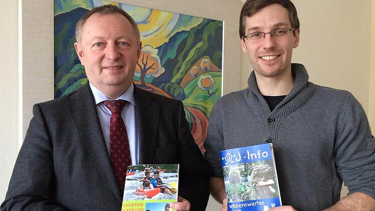 Landrat Thomas Bold (von links) und Daniel Korn von der Kommunalen Jugendarbeit stellten den neuen Fahrtenkatalog vor. Foto: Melanie Hofmann