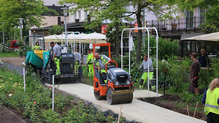 Die Wege im Rosengarten sind mit schwarzem Asphalt aufgebaut und haben eine sndfarbene Deckschicht, die in dieser Woche eingebracht wurde. Gestern begann der Abbau der Zufahrtsrampe, für Sonntag, 26. Juni, ist die Einweihung geplant. Foto: Ralf Ruppert