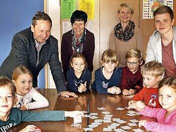 Bufdi Tobias Fleischmann (r.) arbeitet auch in der Mittagsbetreuung mit. Das freut die Kids und auch (v. l.) Bürgermeister Norbert Gräbner, Schulleiterin Annegret Hümmrich und Sachbearbeiterin Barbara Skall.  Foto: sd