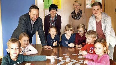 Bufdi Tobias Fleischmann (r.) arbeitet auch in der Mittagsbetreuung mit. Das freut die Kids und auch (v. l.) Bürgermeister Norbert Gräbner, Schulleiterin Annegret Hümmrich und Sachbearbeiterin Barbara Skall.  Foto: sd