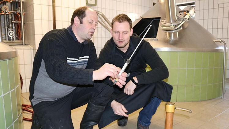 Braumeister Jürgen Fischer (links) erklärt Simon Gerstenkorn von den Fleisch- und Wurstfreunden, wie man mit Hilfe der Bierspindel den Stammwürzegehalt ermitteln kann.Janina Reuter