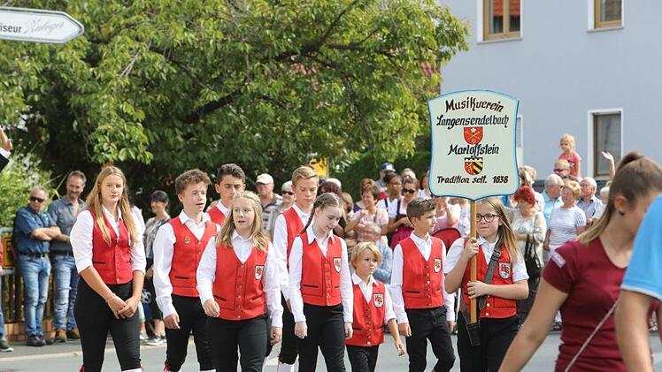 Der Festzug in Langensendelbach Foto: Barbara Herbst