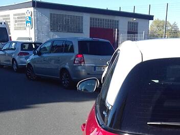 In der Kurve beim Sportheim des TV 1848 in der Wiesenstraße gilt absolutes Halteverbot. Das hält Autofahrer aber nicht davon ab, trotzdem dort zu halten oder gar zu parken.Udo Sauerteig