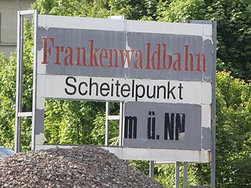 Dieses Schild am Steinbacher Bahnhof weist daraufhin, dass dort der Scheitelpunkt der Frankenwaldbahn erreicht ist. Foto: Andreas Schmitt