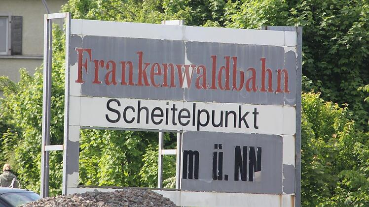 Dieses Schild am Steinbacher Bahnhof weist daraufhin, dass dort der Scheitelpunkt der Frankenwaldbahn erreicht ist. Foto: Andreas Schmitt