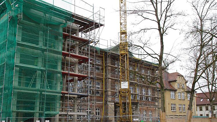 An der VHS wird gebaut (vorne), die ehemalige Stadtbücherei (hinten) soll sich anschließen. Foto: Marco Meißner