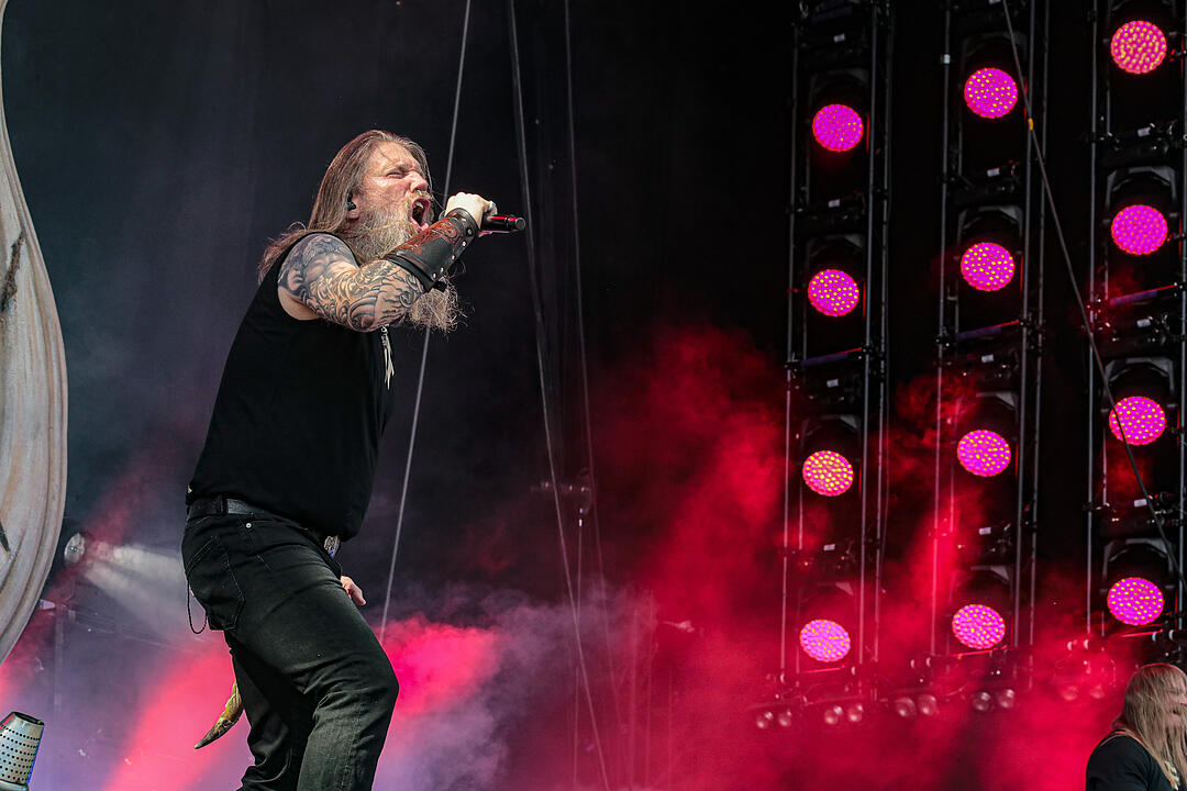 Amon Amarth bei Rock im Park 2019: Ganz viel Metal und Feuer bringt die Fans zum Durchdrehen