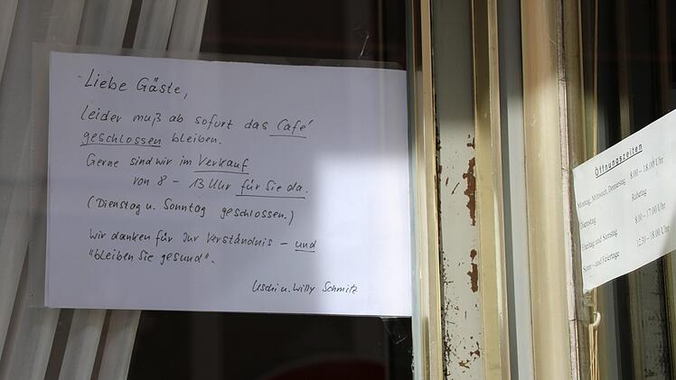 An den Geschäften und Cafés finden sich Hinweise, wie die aktuelle Situation aussieht. Foto: Ulrike Müller