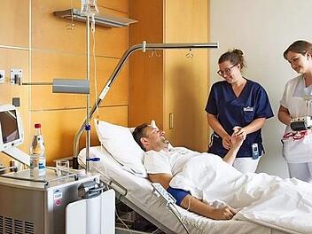 Krankenhauspersonal und Pflegekr&auml;fte leisten ihren Beitrag - wie hier im Klinikum Forchheim.  Foto: PR