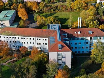 Eingebettet und umgeben von viel Grün, das Haus Ebern der Haßberg-Kliniken Andy Schöneberg