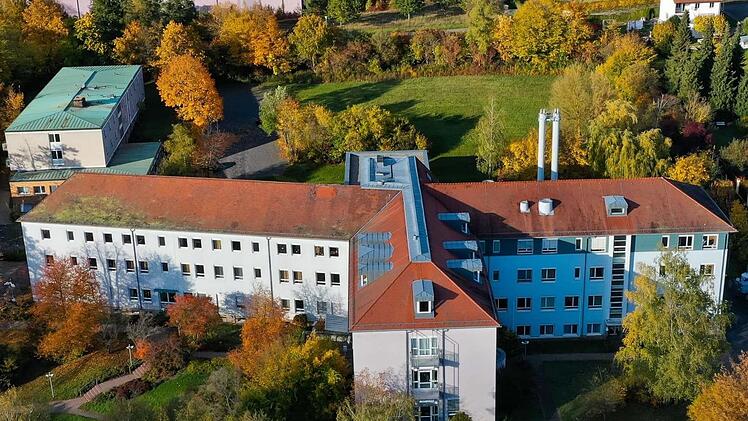 Eingebettet und umgeben von viel Grün, das Haus Ebern der Haßberg-Kliniken Andy Schöneberg