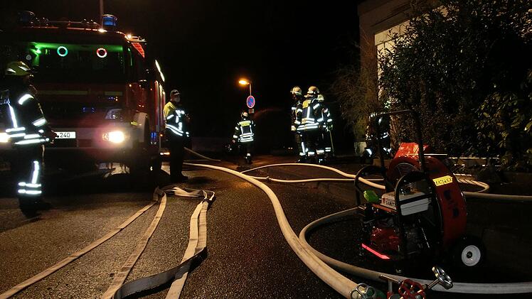 Ein am Abend nicht gelöschtes Teelicht löste in der Nacht  auf Montag in der Schillerstraße  in Bad Kissingen einen Zimmerbrand aus, bei dem die Wohnungsinhaberin  leicht verletzt wurde. Foto: Peter Rauch