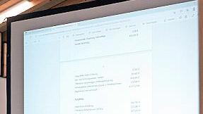 Kämmerer Detlef Genz (rechts) erläutert den Haushalt.