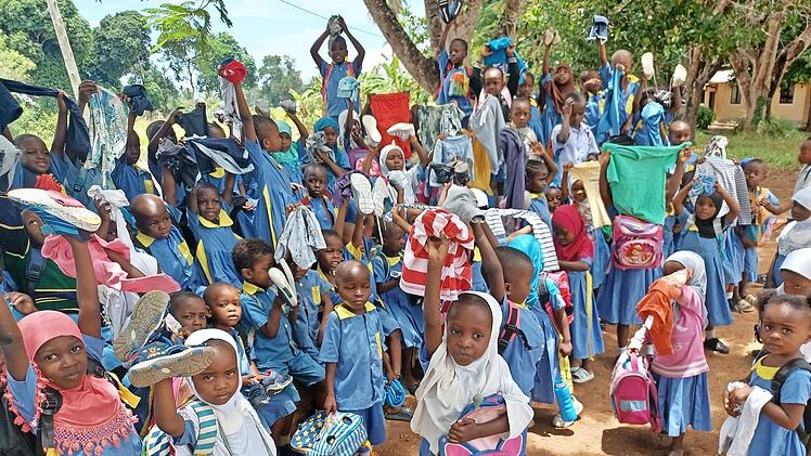 Im Kiparang&rsquo;anda Kindergarten freuen sich die Kinder &uuml;ber neue Schuhe, Schulmaterial und Kleidung.