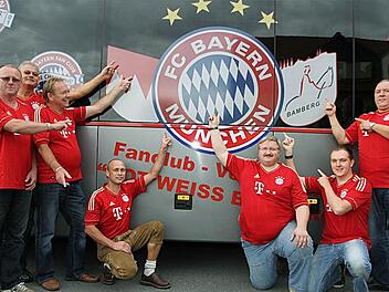 "Rot Weiss Bamberg" on Tour! Das neue Bus-Logo ist zum Heimsaisonstart des FC Bayern fertig. Die Premierenfahrt war am   Sonntag.  Thomas Körber (Zweiter von rechts) und Veit Dathe (rechts) sowie Pankraz Schick (Dritter von links)   und weitere FCB-Vielfahrer freuen sich riesig auf die neue Spielzeit und erhoffen sich aufgrund der Neugründung eine verbesserte Ticket-Situation für die fünf Mitgliedsvereine.  Foto: Bertram Wagner