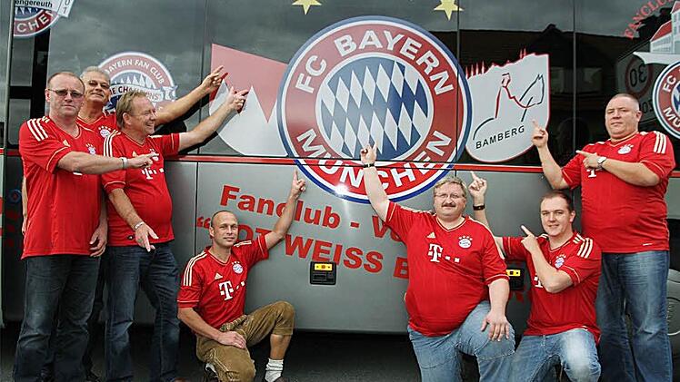 "Rot Weiss Bamberg" on Tour! Das neue Bus-Logo ist zum Heimsaisonstart des FC Bayern fertig. Die Premierenfahrt war am   Sonntag.  Thomas Körber (Zweiter von rechts) und Veit Dathe (rechts) sowie Pankraz Schick (Dritter von links)   und weitere FCB-Vielfahrer freuen sich riesig auf die neue Spielzeit und erhoffen sich aufgrund der Neugründung eine verbesserte Ticket-Situation für die fünf Mitgliedsvereine.  Foto: Bertram Wagner